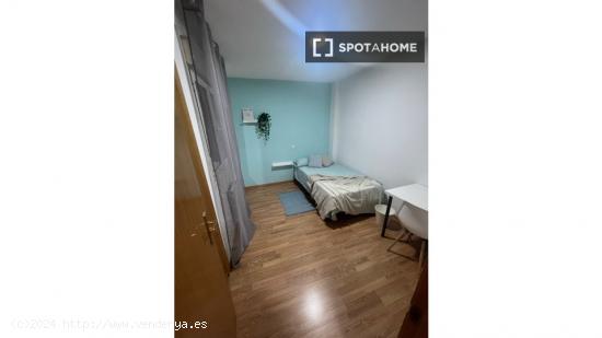 Se alquilan habitaciones en un apartamento de 4 dormitorios en Getafe - MADRID