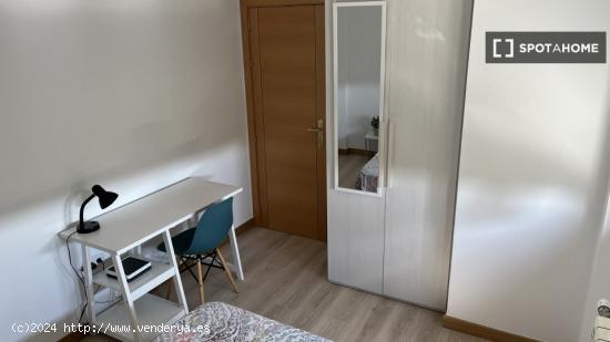 Acogedora habitación en alquiler en un apartamento de 4 dormitorios en Príncipe Pío - MADRID