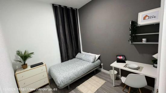  Se alquilan habitaciones en apartamento de 6 dormitorios en Malasaña - MADRID 