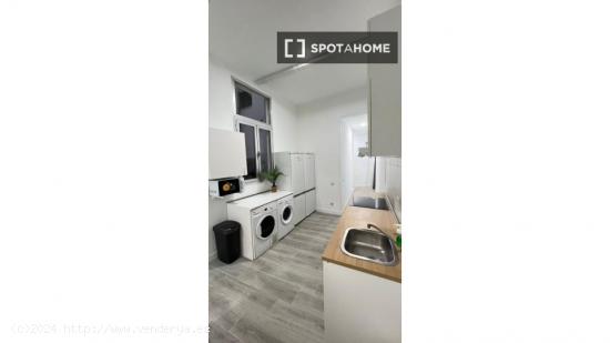 Se alquilan habitaciones en apartamento de 6 dormitorios en Malasaña - MADRID