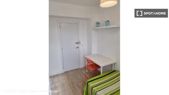 Se alquilan habitaciones en apartamento de 3 dormitorios en Madrid - MADRID