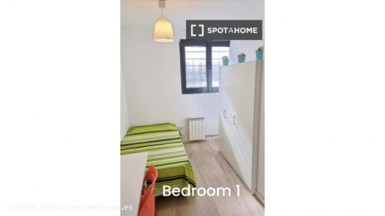 Se alquilan habitaciones en apartamento de 3 dormitorios en Madrid - MADRID