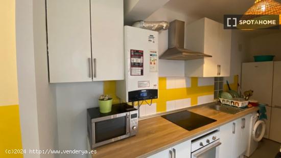 Se alquilan habitaciones en apartamento de 3 dormitorios en Madrid - MADRID