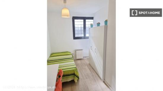 Se alquilan habitaciones en apartamento de 3 dormitorios en Madrid - MADRID