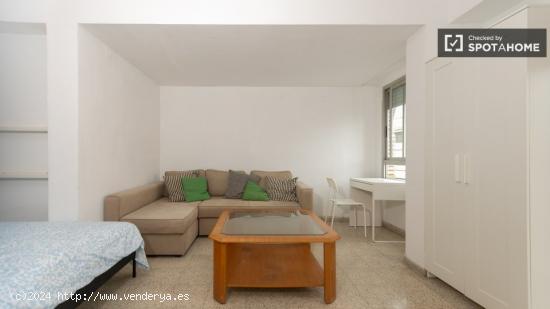 ¡Se alquilan habitaciones en un apartamento de 5 habitaciones en Valencia! - VALENCIA