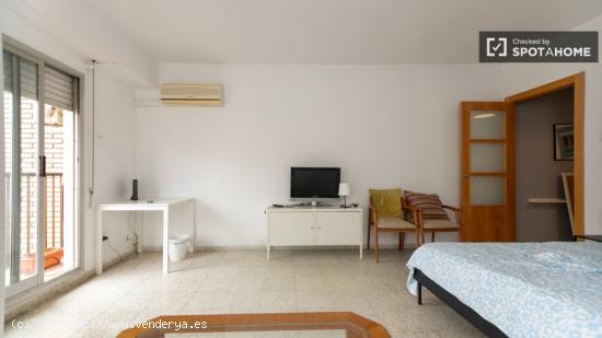 ¡Se alquilan habitaciones en un apartamento de 5 habitaciones en Valencia! - VALENCIA