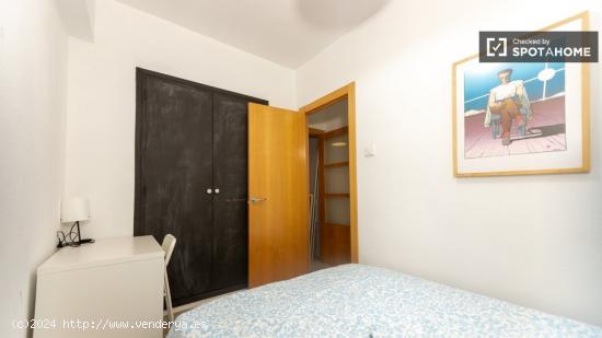 ¡Se alquilan habitaciones en un apartamento de 5 habitaciones en Valencia! - VALENCIA