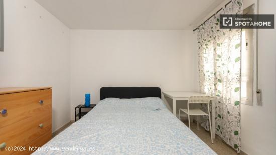 ¡Se alquilan habitaciones en un apartamento de 5 habitaciones en Valencia! - VALENCIA