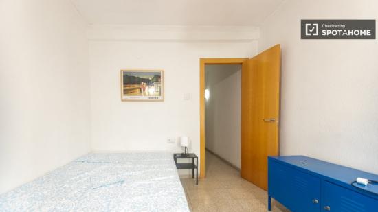 ¡Se alquilan habitaciones en un apartamento de 5 habitaciones en Valencia! - VALENCIA