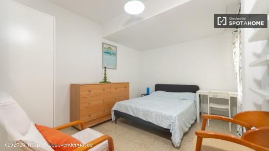 ¡Se alquilan habitaciones en un apartamento de 5 habitaciones en Valencia! - VALENCIA