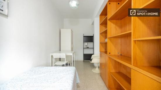 ¡Se alquilan habitaciones en un apartamento de 5 habitaciones en Valencia! - VALENCIA