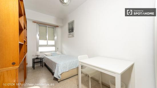 ¡Se alquilan habitaciones en un apartamento de 5 habitaciones en Valencia! - VALENCIA