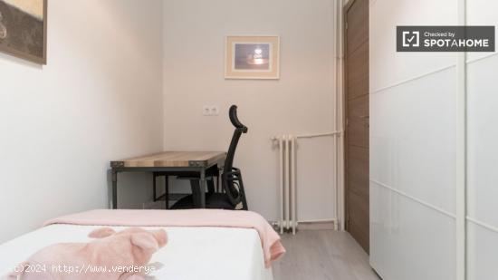 Habitaciones para alquilar en apartamento de 4 dormitorios en Tetuán - MADRID