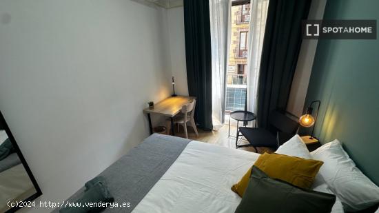 Se alquila habitación en apartamento de 4 dormitorios en Centro, Madrid - MADRID