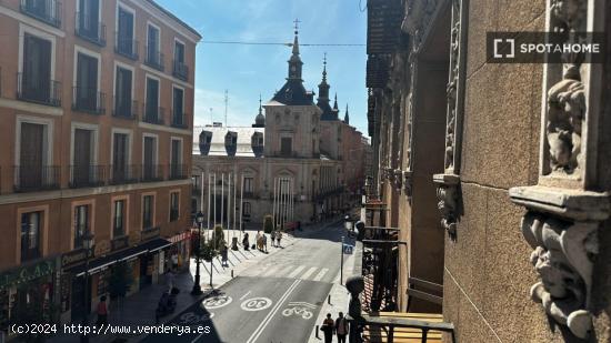 Se alquila habitación en apartamento de 4 dormitorios en Centro, Madrid - MADRID