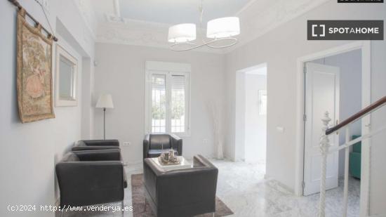 ¡Habitaciones en alquiler en piso de 12 habitaciones en Sevilla! - SEVILLA