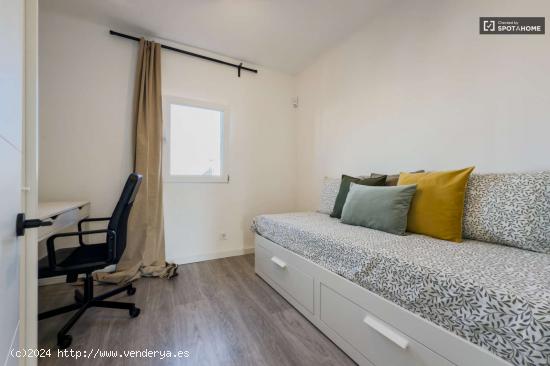  Alquiler de habitaciones en apartamento de 2 dormitorios en Nou Barris - BARCELONA 