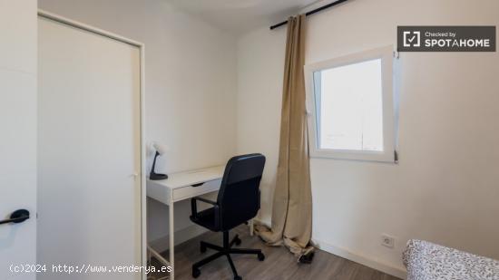 Alquiler de habitaciones en apartamento de 2 dormitorios en Nou Barris - BARCELONA