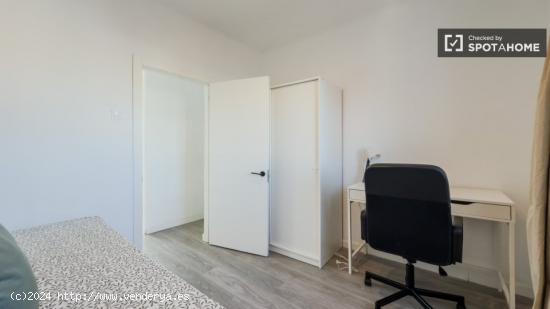 Alquiler de habitaciones en apartamento de 2 dormitorios en Nou Barris - BARCELONA