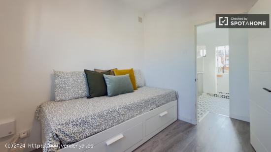 Alquiler de habitaciones en apartamento de 2 dormitorios en Nou Barris - BARCELONA