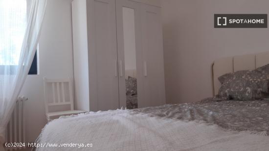 Se alquilan habitaciones en un apartamento de 3 dormitorios en Sarrià-Sant Gervasi - BARCELONA