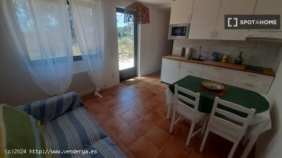 Se alquilan habitaciones en un apartamento de 3 dormitorios en Sarrià-Sant Gervasi - BARCELONA