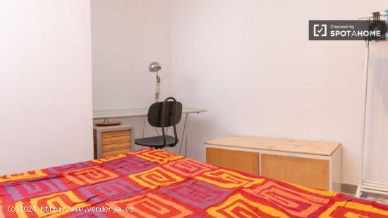 Habitaciones para mujeres en alquiler en piso de 5 habitaciones en Carabanchel - MADRID