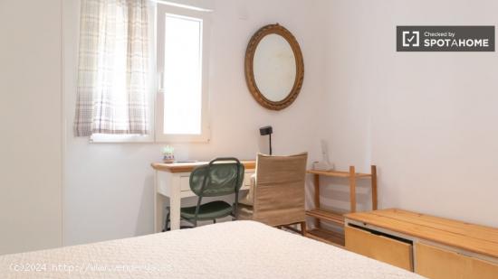 Habitaciones para mujeres en alquiler en piso de 5 habitaciones en Carabanchel - MADRID