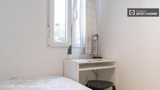 Habitaciones para mujeres en alquiler en piso de 5 habitaciones en Carabanchel - MADRID