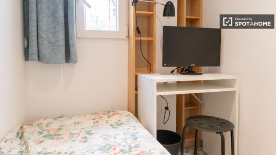 Habitaciones para mujeres en alquiler en piso de 5 habitaciones en Carabanchel - MADRID