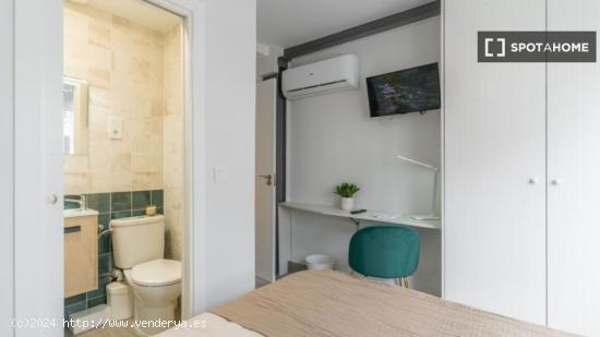 ¡Habitaciones en alquiler en piso de 4 habitaciones en Madrid! - MADRID