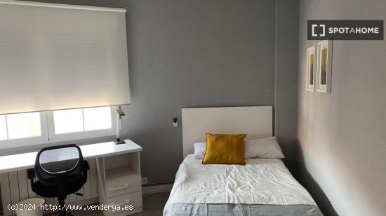 Se alquilan habitaciones en un apartamento de 4 dormitorios en Centro - ZARAGOZA