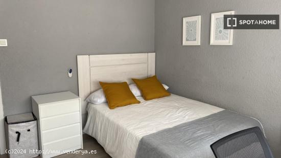 Se alquilan habitaciones en un apartamento de 4 dormitorios en Centro - ZARAGOZA