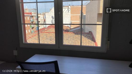 Se alquilan habitaciones en un apartamento de 4 dormitorios en Centro - ZARAGOZA