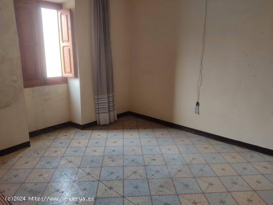 CASA DE 300 M2 DE PARCELA CON UNA GRAN PATIO - ALBACETE