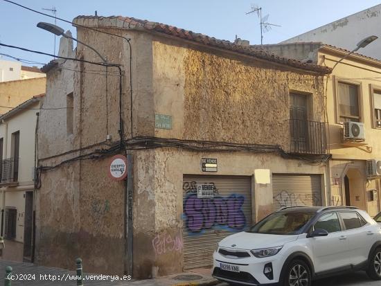  CASA DE DOS PLANTAS EN ESQUINA PARA REFORMAR - ALBACETE 