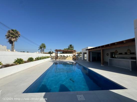 CHALET DE ESTILO IBICENCO EN LA TORRETA FLORIDA - ALICANTE