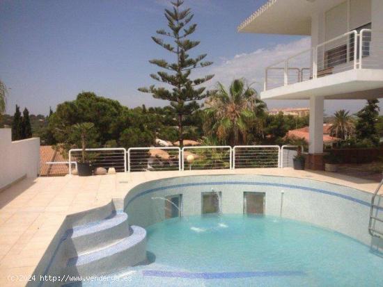 VILLA DE LUJO EN SEGUNDA LINEA DE PLAYA EN DEHESA DE CAMPOAMOR - ALICANTE