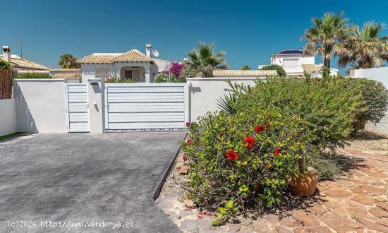 VILLA CON VISTAS AL MAR EN PLAYA FLAMENCA - ALICANTE