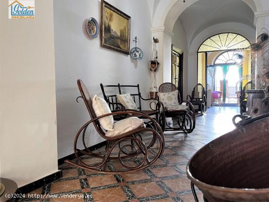 CASA ELEGANTE Y SEÑORIAL EN LA ZONA CENTRO CON MUCHAS POSIBILIDADES - BADAJOZ