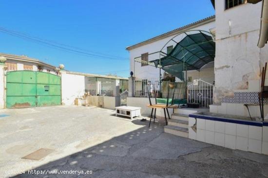 ¡Magnífica casa en ESQUINA en el centro de ATARFE y con un GRAN PATIO! - GRANADA