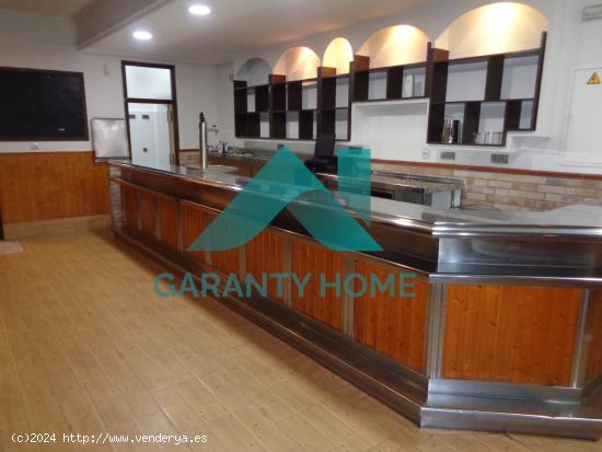  SE VENDE BAR EN  HERNÁN CORTÉS - CACERES 