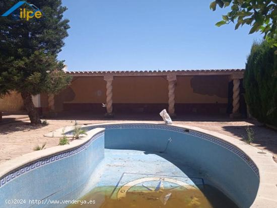 GRAN CHALET EN LA LUISIANA EN UNA MAGNIFICA ZONA - SEVILLA