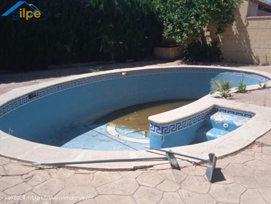 GRAN CHALET EN LA LUISIANA EN UNA MAGNIFICA ZONA - SEVILLA