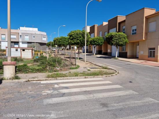 se vende parcela en esquina en santo domingo, zona lidl !!! - ALMERIA