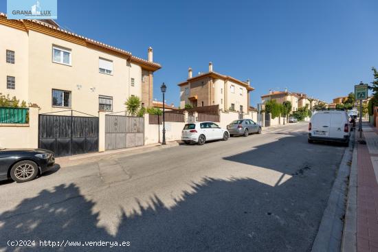 CASA PAREADA URB LA QUINTA - GRANADA