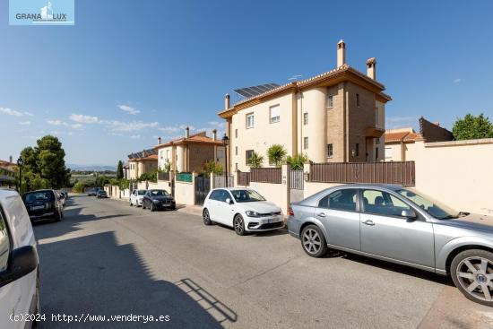 CASA PAREADA URB LA QUINTA - GRANADA