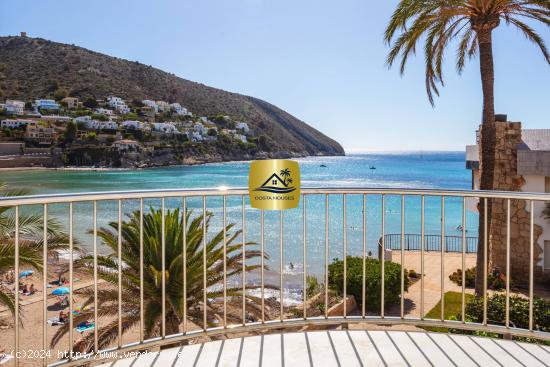  CASA ESCONDIDA – UN REFUGIO PRIVADO FRENTE AL MAR EN PLAYA PORTET, MORAIRA - ALICANTE 