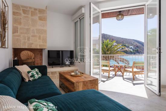 CASA ESCONDIDA – UN REFUGIO PRIVADO FRENTE AL MAR EN PLAYA PORTET, MORAIRA - ALICANTE