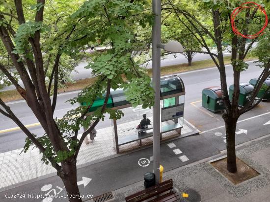 Se alquila amplia oficina para comenzar a trabajar con 2 balcones a Avenida Pío XII. - NAVARRA